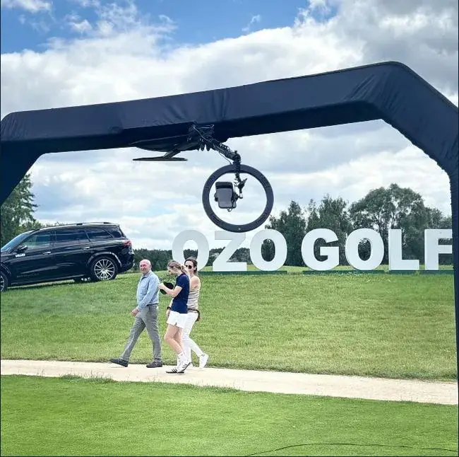 OZO Golf turnīra arka un spēlētāji golfa laukumā