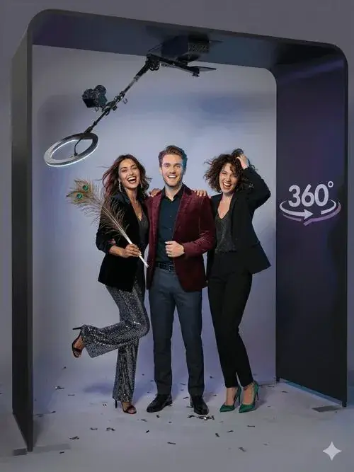 Trīs viesi uz liela Top 360 spinera platformas ar gaismas arku